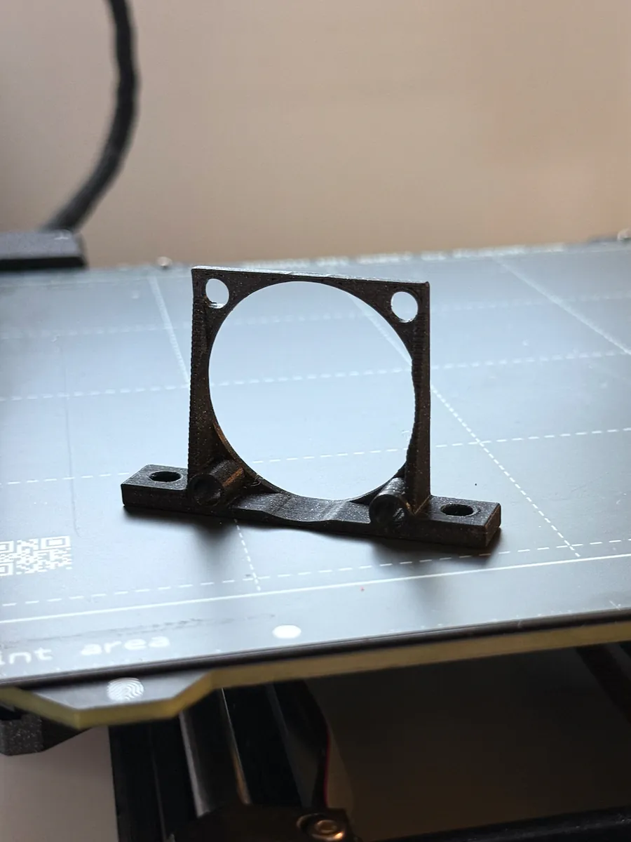 Černý 3D tištěný držák ventilátoru na zakázku