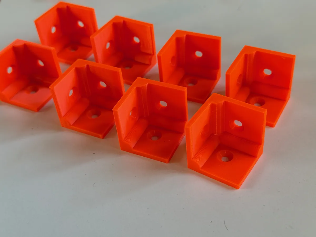 Sada oranžových rohových úhelníků z 3D tisku