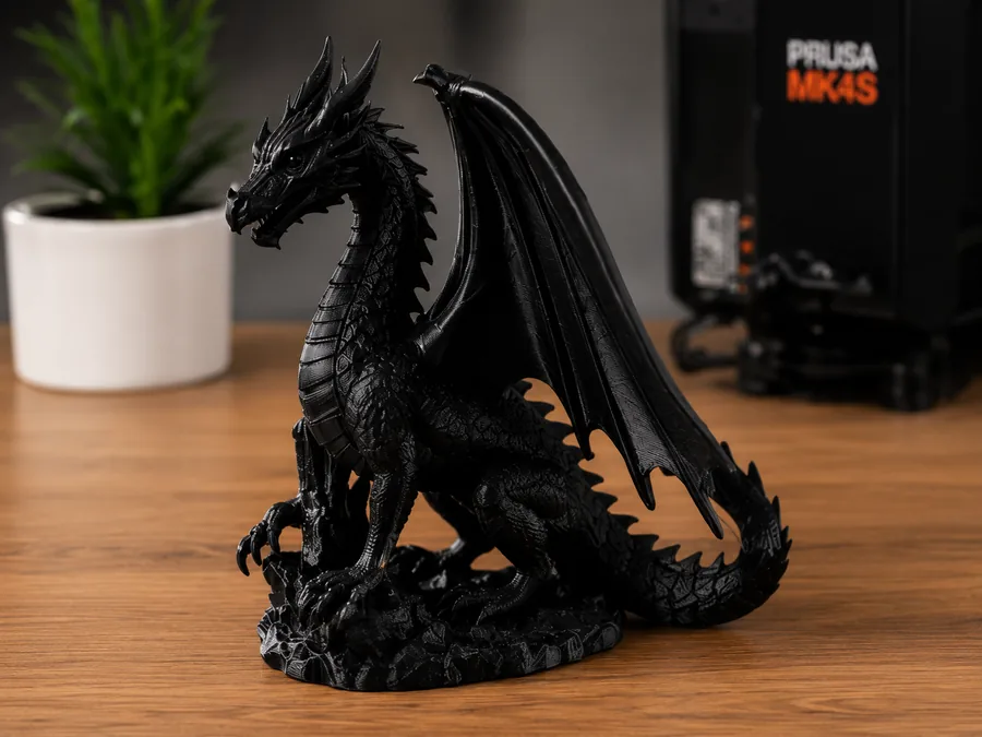 Černá sběratelská figurka draka z 3D tisku